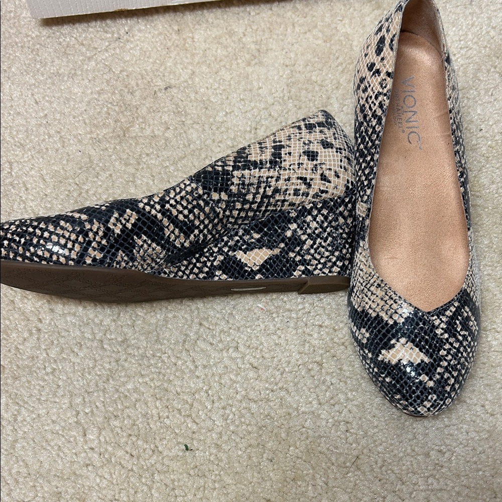 Vionic Snakeskin Patterned wedges in Black and Cream - Picture 4 of 5